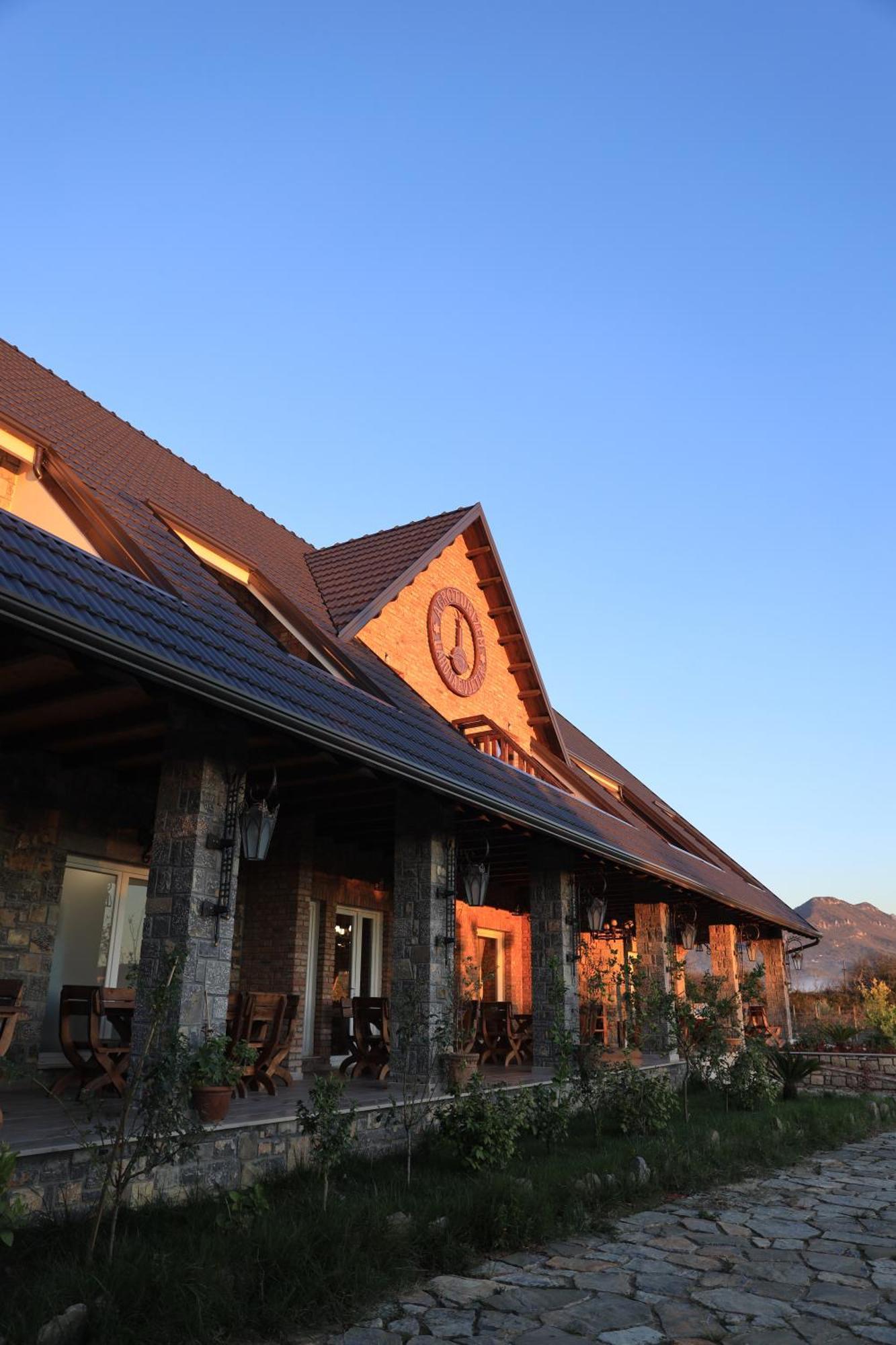 Lahuta E Vjeter Agroturizem Hotel Lac Ngoại thất bức ảnh