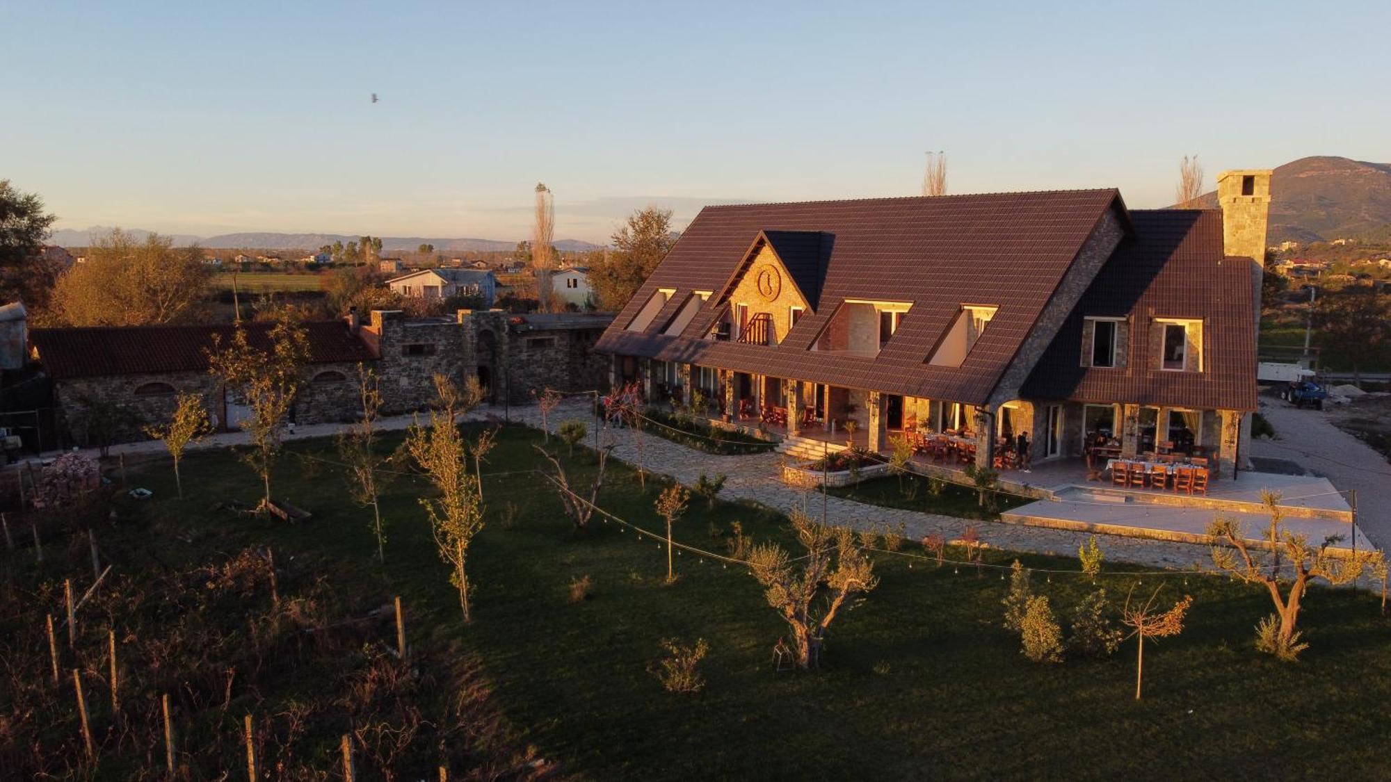 Lahuta E Vjeter Agroturizem Hotel Lac Ngoại thất bức ảnh